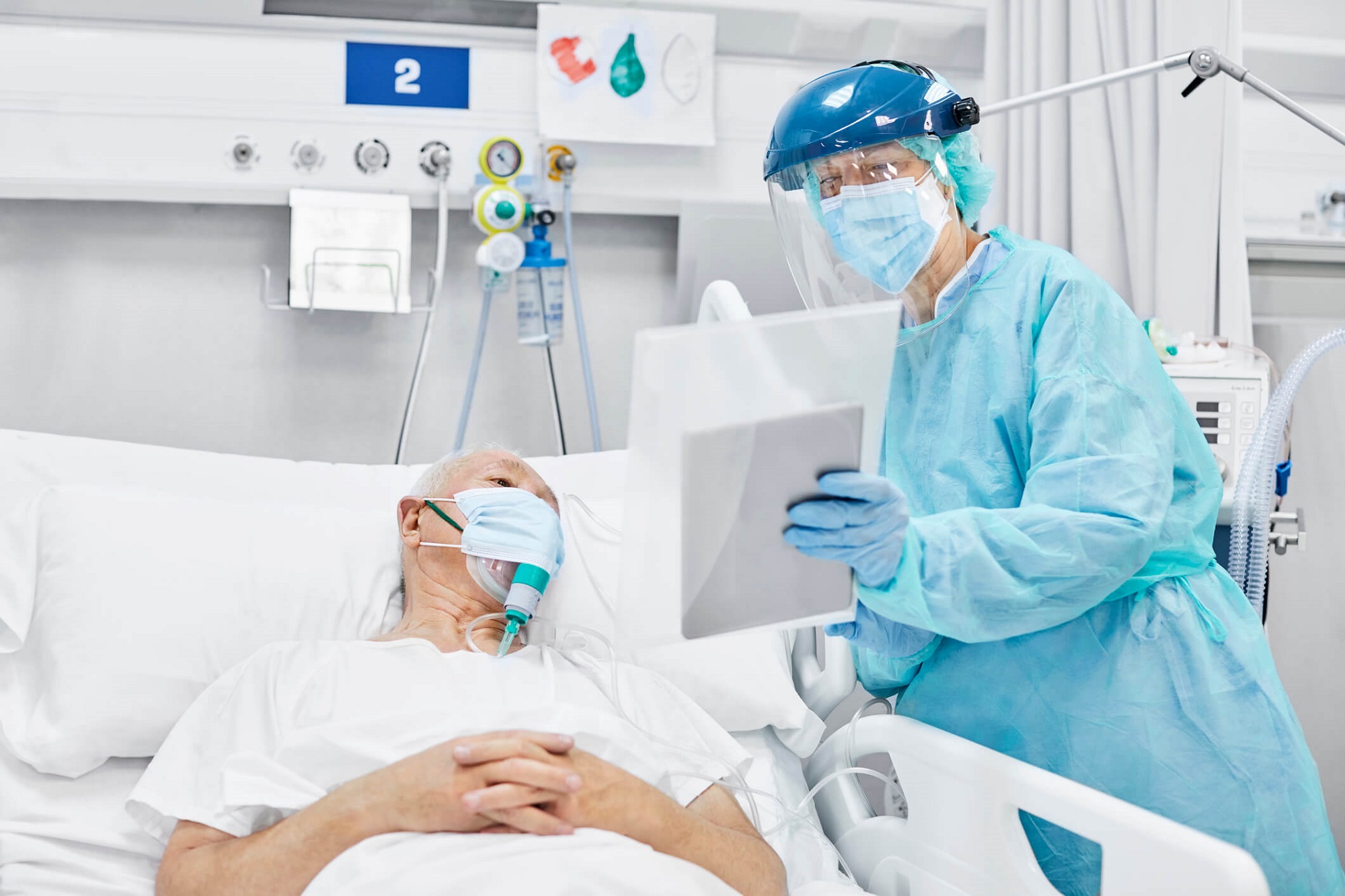 Doctor-Patient-COVID19-ICU_G_1254958369